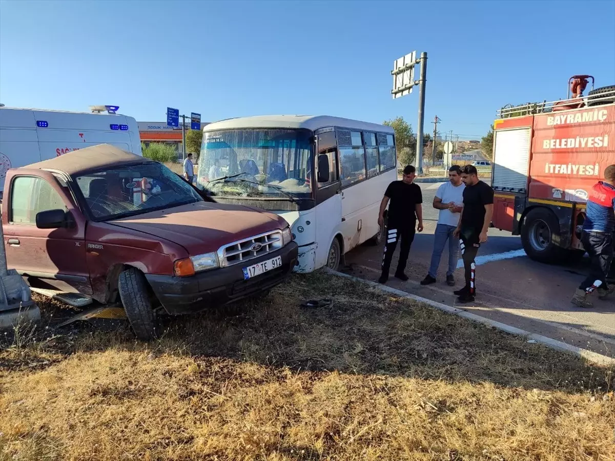 Çanakkale Bayramiç’te Korkutan Kaza: İşçi Servisiyle Kamyonet Çarpıştı, 5 Kişi Yaralandı